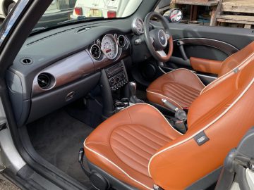 BMW　MINIクーパー　コンバーチブル　サイドウォーク